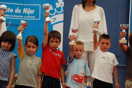 losalumnosdelaedmludotecadecampohermosoexhibiendosustrofeos.jpg